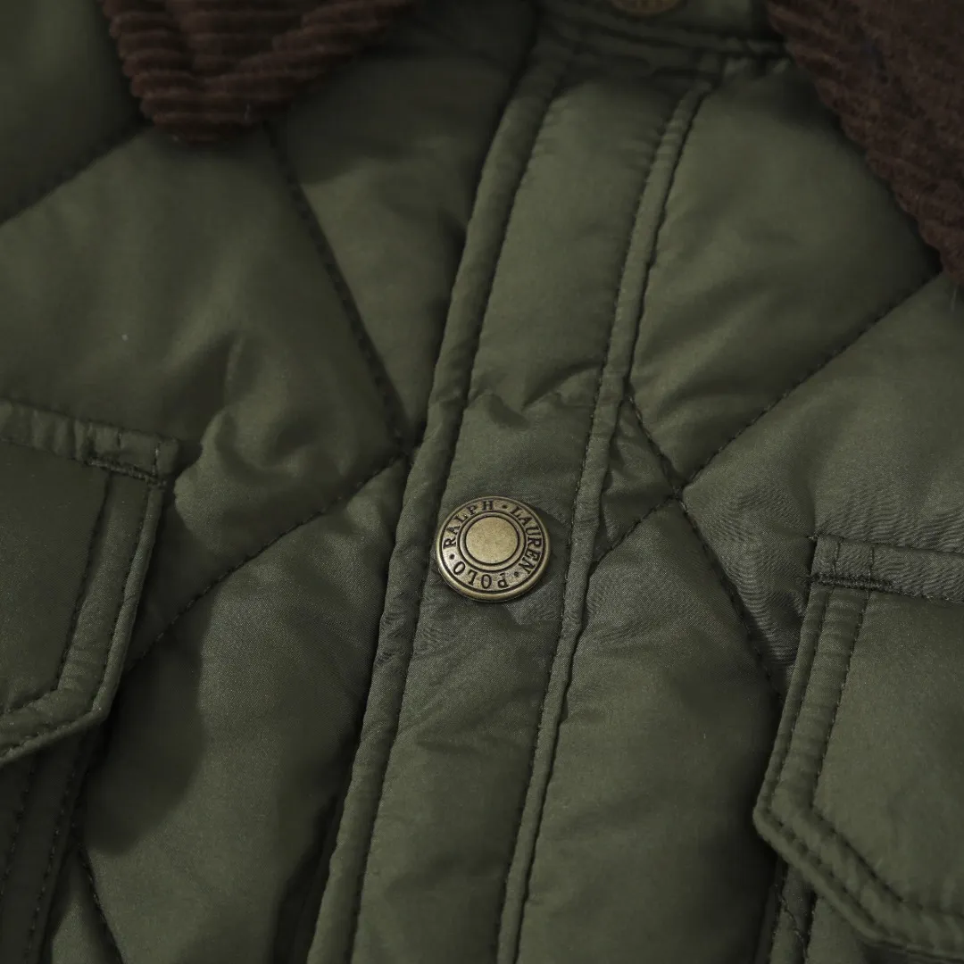 P370 #59 Ralph Lauren classic rhombus quilted cotton jacket for men and women. Inspired by retro workwear, it blends with contemporary British style. The imported machine-pressed rhombus quilting is accurately aligned, and the three-dimensional H-shaped tailoring is neat and slim. It is not bulky when layered in autumn and winter, and still maintains a light style.  Texture is reflected in the details: customized metal buckles, corduroy lapels, breathable eyelets under the arms, and slits on the hem, all replicating the brand's high-end genes. All excipients are standardized!  Five colors to choose from: black/khaki/brown/green/navy blue, easy to switch between commuting, leisure, and travel occasions. Function and appearance coexist: 37.5°C temperature control black technology, breathable and moisture-proof, anti-slip cotton patented fabric, temperature-locking, soft and waxy, durable and stylish. A retro warm-keeping item that can handle low temperatures calmly. The details are all made of craftsmanship, and the style has no limits. It has a classy look that will turn heads.  Color: Khaki Black Navy Green Brown Size: S M L